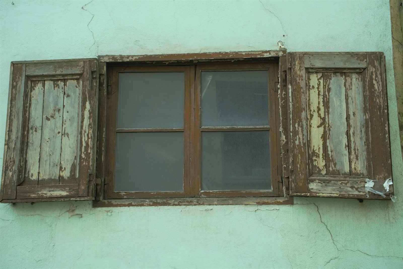 Älteres Fenster von innen mit Rahmen