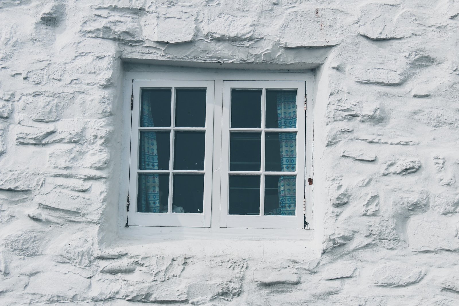 Reinigung einer Fensterdichtung mit einem Tuch