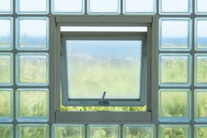 Fensterrahmen mit angebrachtem Dichtungsband