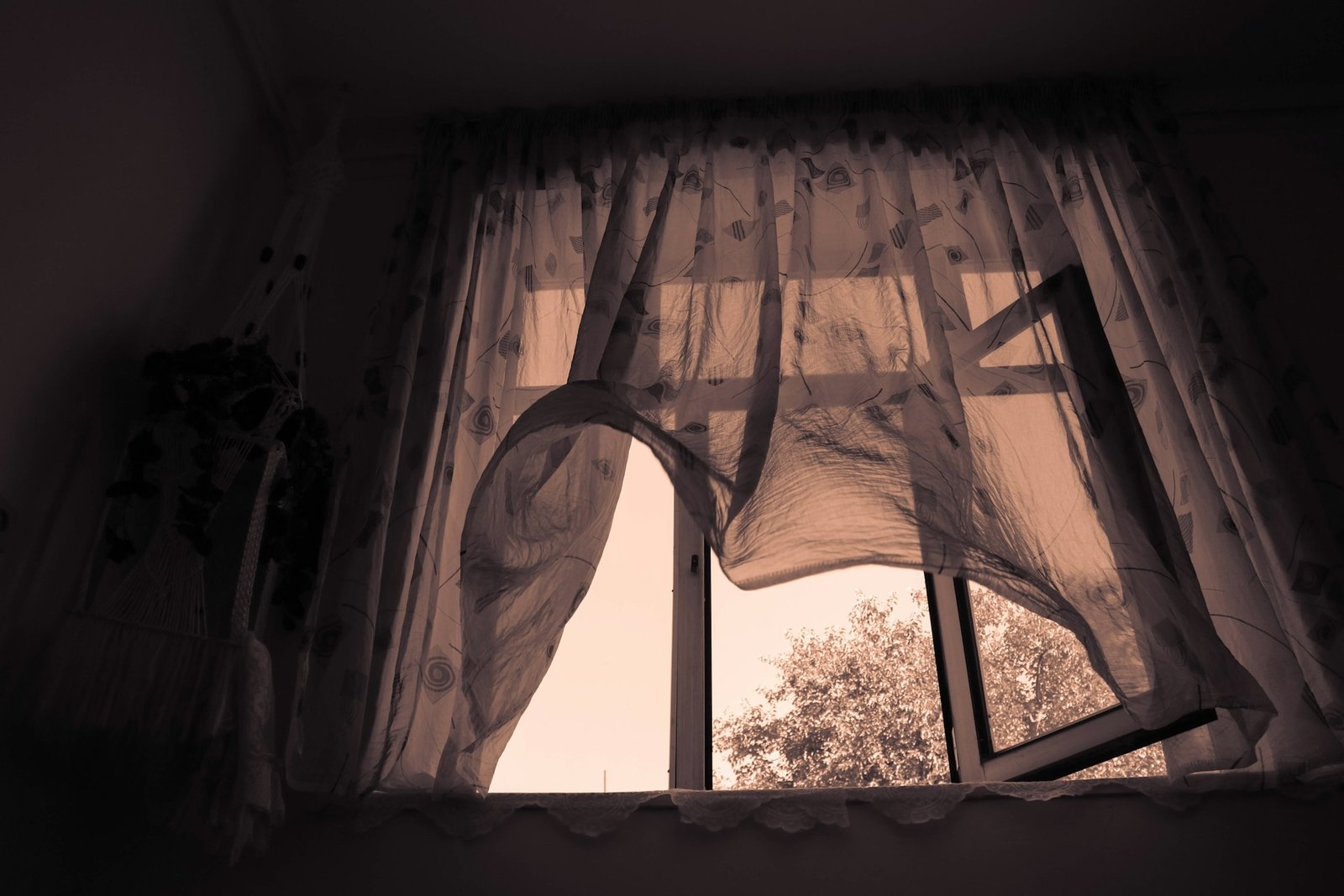 Fenster bei starkem Wind von außen