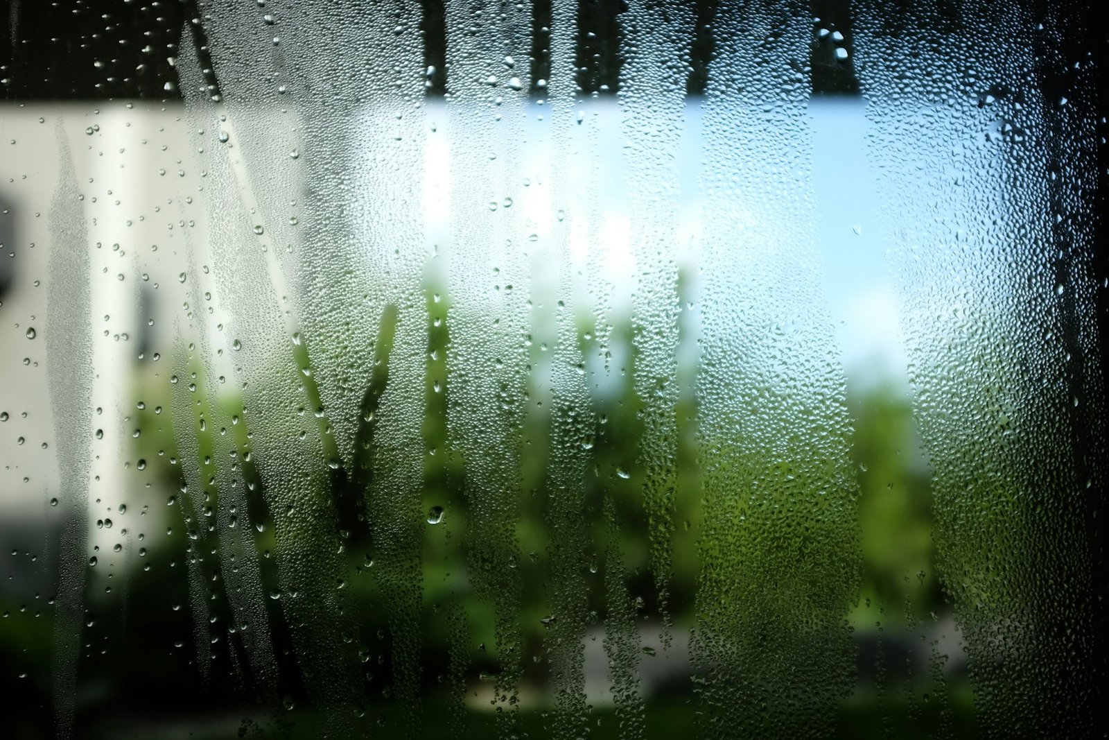 Kondenswasser am unteren Rand einer Fensterscheibe