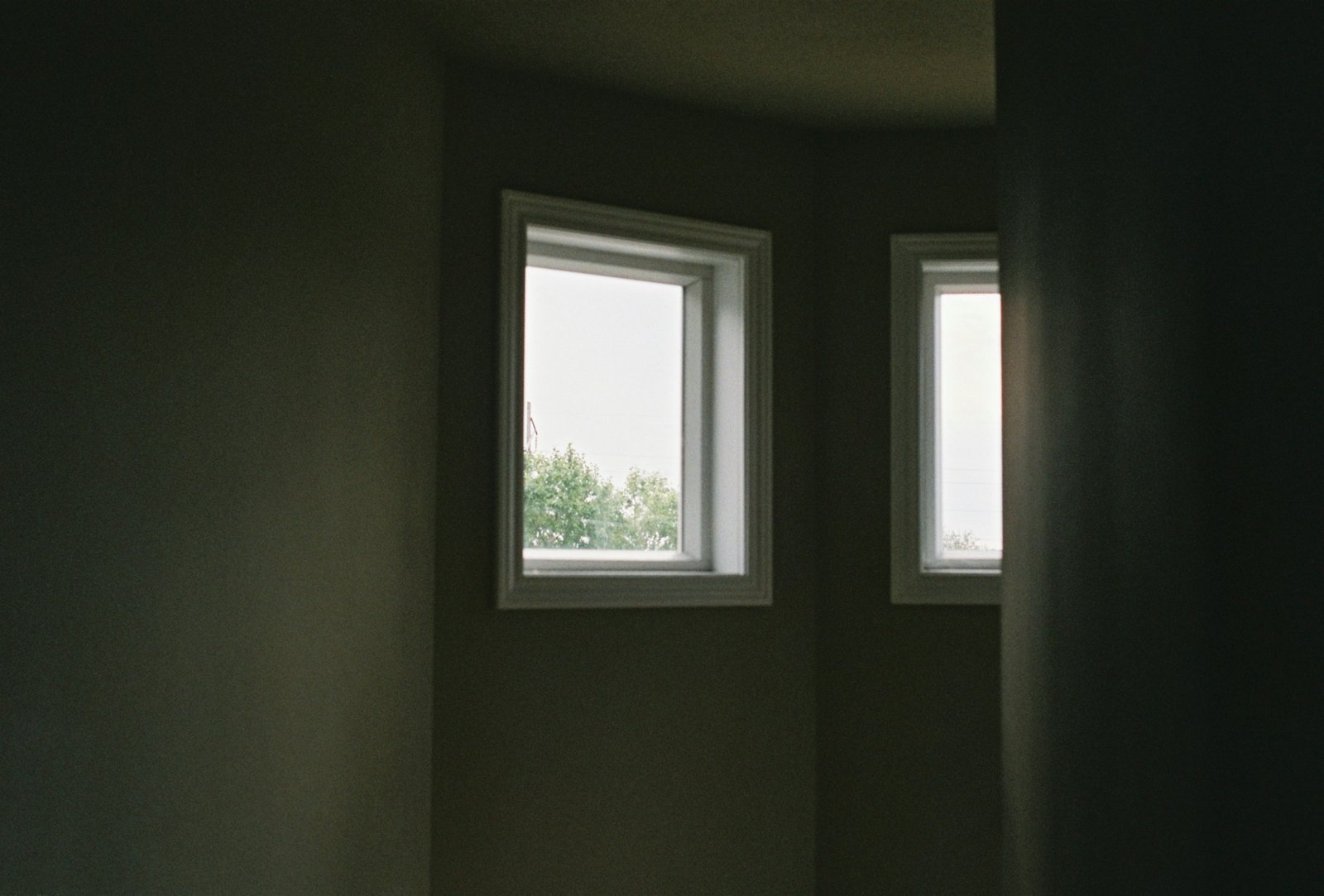 Hand wird nahe an einen Fensterrahmen gehalten